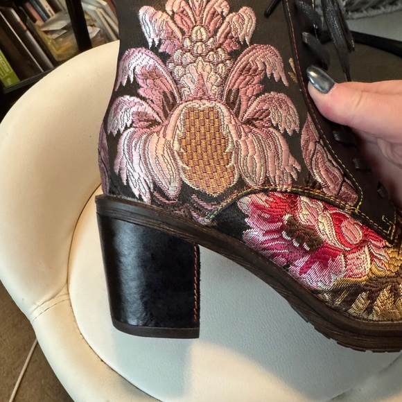 L’Artiste New in Box Elegant Floral Lace-Up Boots - Black and Pink Brocade Sz 8 - Picture 5 of 10